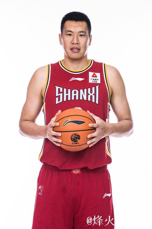 闫鹏飞22+12上海2-1晋级八强 首钢4人被驱逐