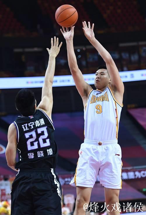 闫鹏飞22+12上海2-1晋级八强 首钢4人被驱逐